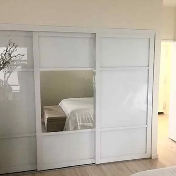 Гардеробная с зеркальными раздвижными дверями